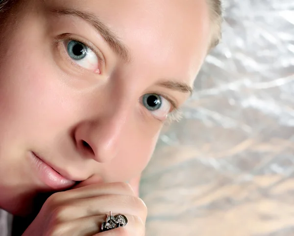 Porträtt av en blue eyed girl — Stockfoto