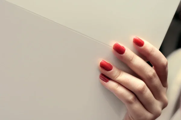 Vrouwelijke hand bedrijf whitepaper — Stockfoto