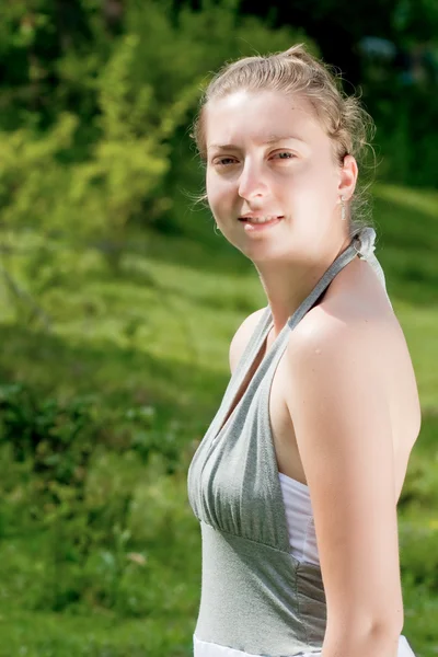 Güzel bir kız bir çayırda — Stok fotoğraf