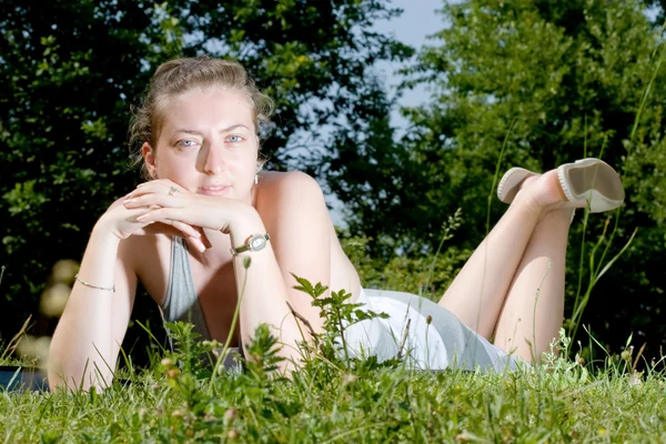 Hermosa chica en un prado — Foto de Stock