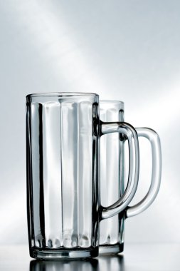 iki boş bira bardağı