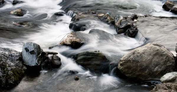 Fluxo fluvial — Fotografia de Stock