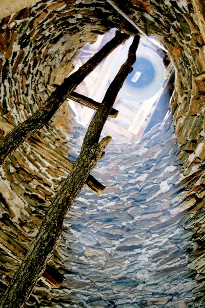 Деревянная лестница в помещении — стоковое фото