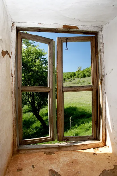 Blick aus einem alten Fenster — Stockfoto