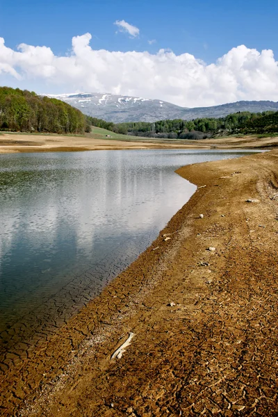 半分の乾燥した湖 — ストック写真