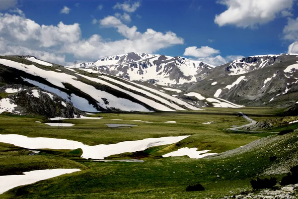 Prado y montañas con nieve-Macedonia — Foto de Stock