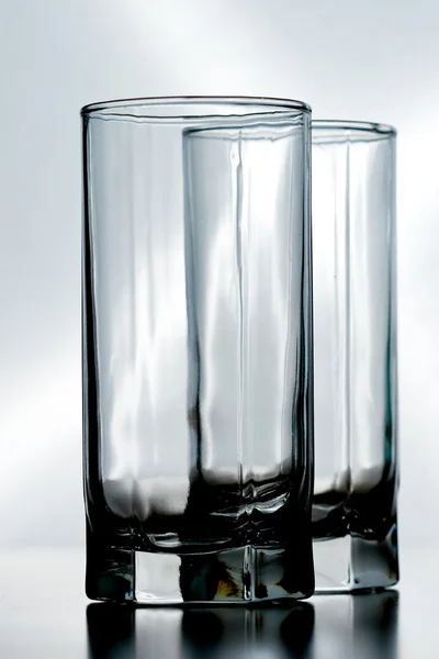 Dvě prázdné křišťálové skleničky — Stock fotografie