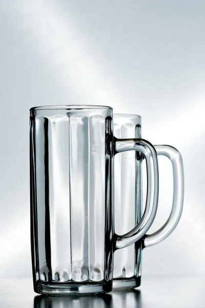Iki boş bira bardağı — Stok fotoğraf