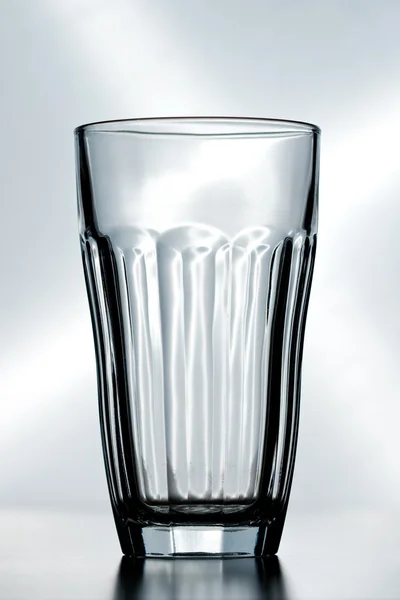 Un vaso de cristal vacío — Foto de Stock