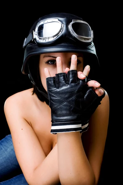 Mädchen mit Helm im Armeestil — Stockfoto