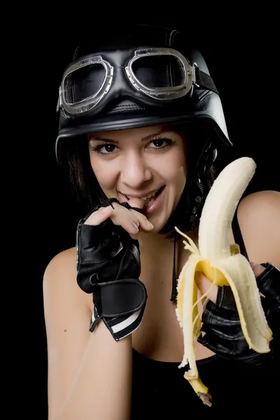 一个女孩吃香蕉的肖像 — 图库照片