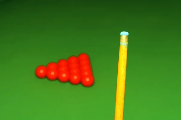 Палочка и мячи для снукера — стоковое фото