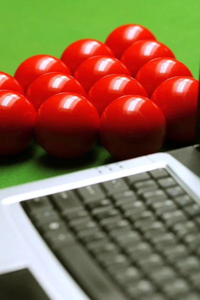 Snooker bollar och laptop — Stockfoto