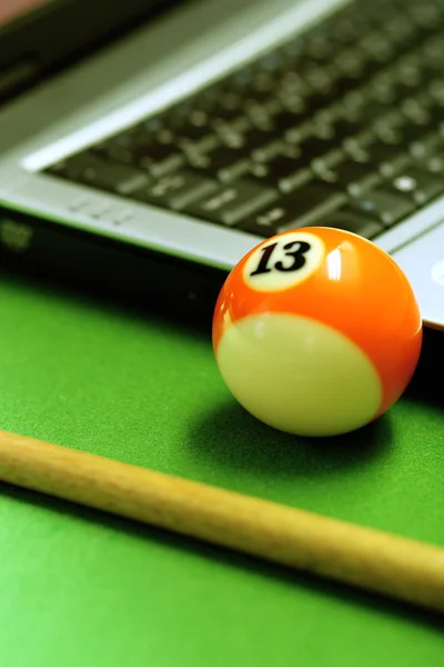 Снукерный мяч и ноутбук — стоковое фото