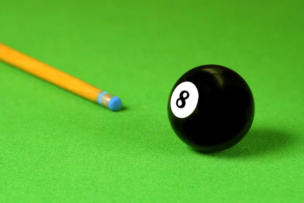 Cue-stick och snooker bollar över grön — Stockfoto