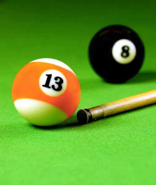 Cue-stick och snooker bollar — Stockfoto