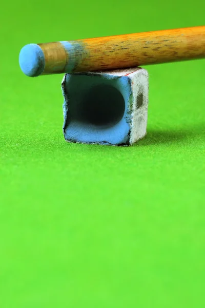 Bâton de colle avec bloc de craie sur table de billard — Photo