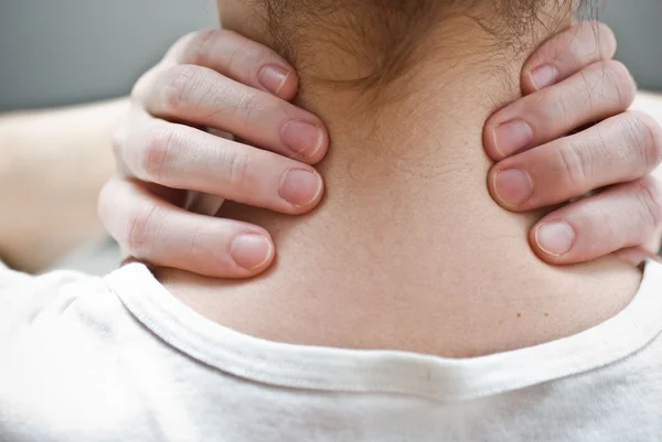 Kobieta ma ból w szyi — Zdjęcie stockowe