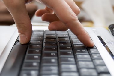 tipik bir klavye üzerinde eller