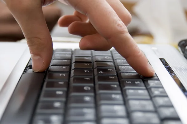 Hände tippen auf einer Tastatur — Stockfoto