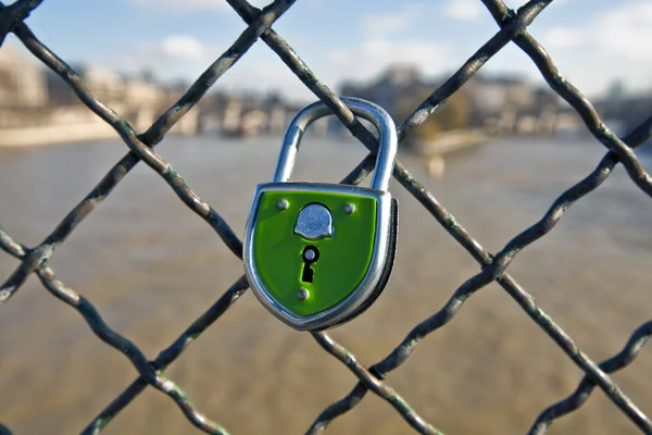 Green Lock is closed on to a fence — Stock Photo, Image