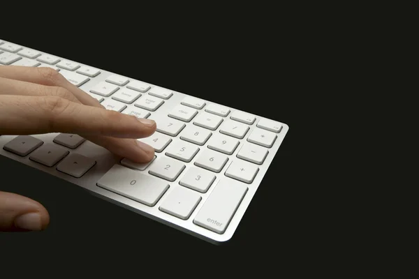 Feminino usa teclado teclado — Fotografia de Stock