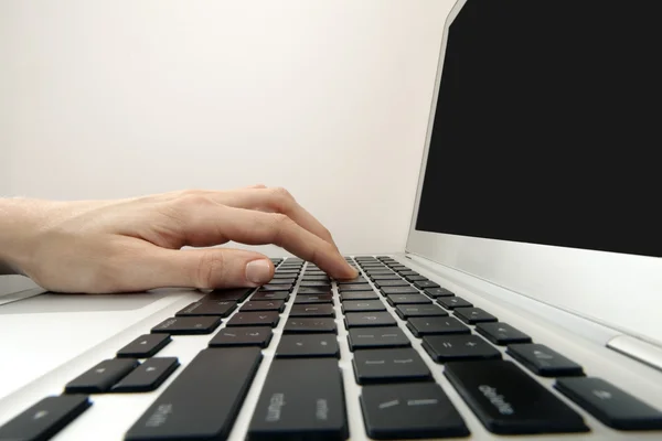 Woman types on laptop computer — Stock Photo, Image
