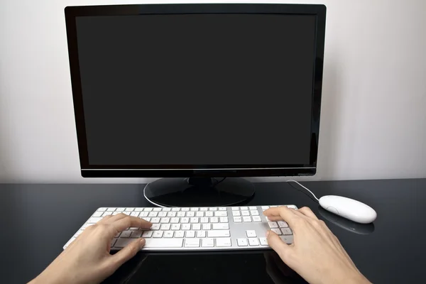 Vrouwelijke typen op witte toetsenbord — Stockfoto