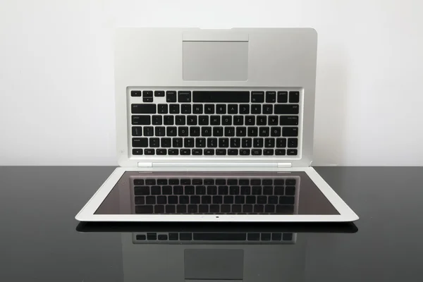 Laptopa do góry nogami — Zdjęcie stockowe