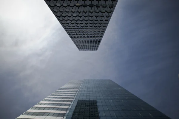 Between two skyscrapers — Stock Photo, Image