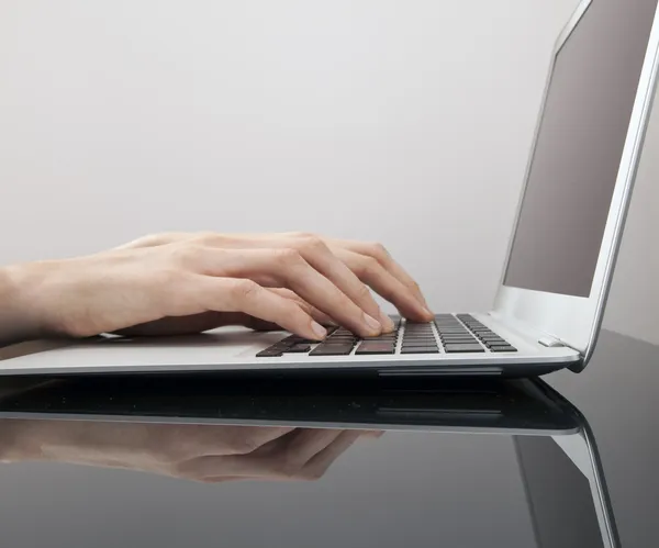 En kvinnas händer typ på ett tangentbord — Stockfoto