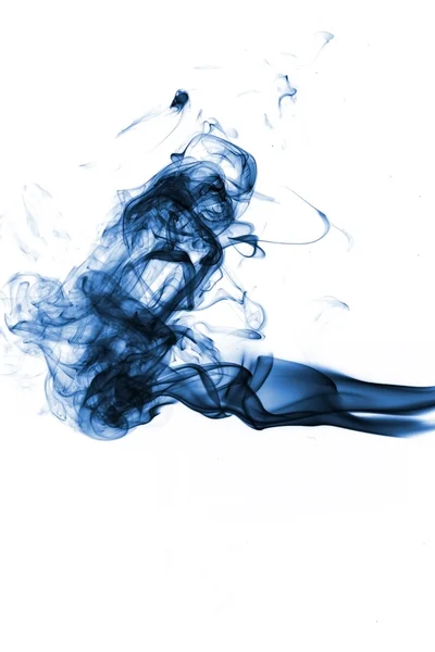 Μπλε καπνό που απομονώνονται σε λευκό — Φωτογραφία Αρχείου