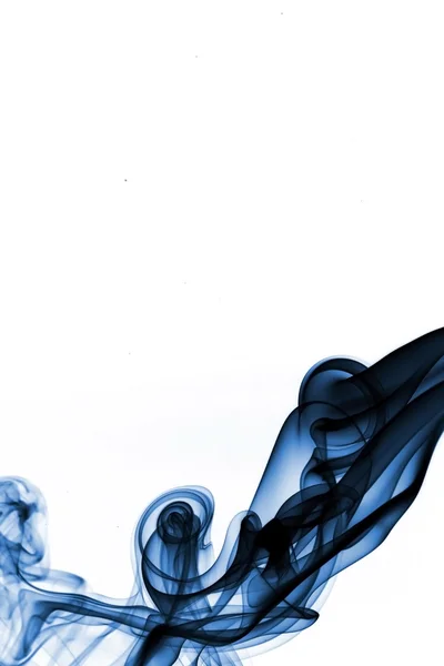 Fumo azul isolado sobre branco — Fotografia de Stock