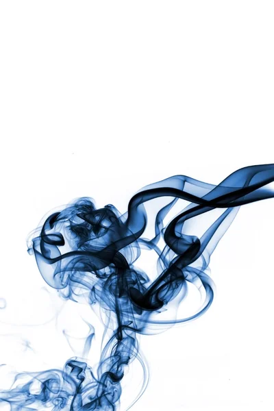 Fumo azul isolado sobre branco — Fotografia de Stock