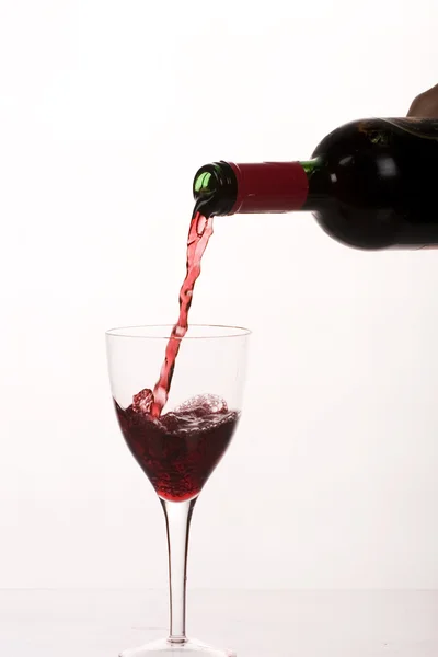 Şarap kadehine dökülen kırmızı şarap.