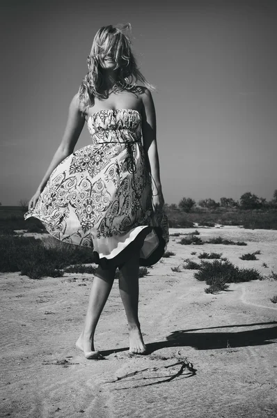 Hübsche Frauen in einsamer Wüste — Stockfoto