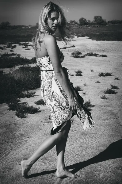 Mulheres bonitas no deserto solitário — Fotografia de Stock