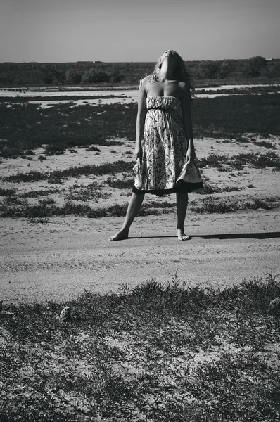 Mulheres bonitas no deserto solitário — Fotografia de Stock