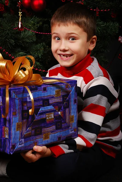 Niño con regalos —  Fotos de Stock