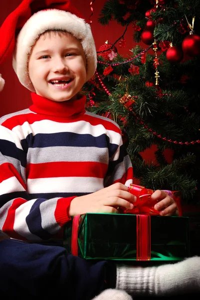 Хлопчик з подарунків — стокове фото