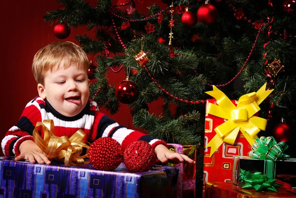 Chlapec s dárky — Stock fotografie