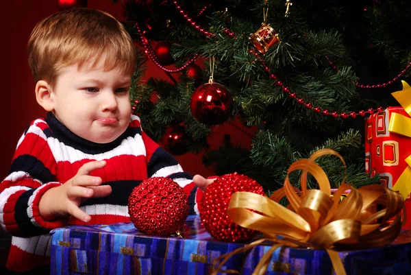 Niño con regalos —  Fotos de Stock