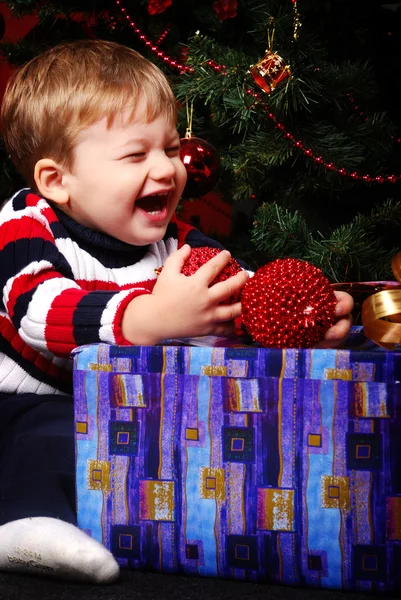 Дитина з подарунків — стокове фото