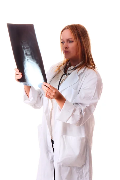 Доктор відкриває рентген в її руках — стокове фото