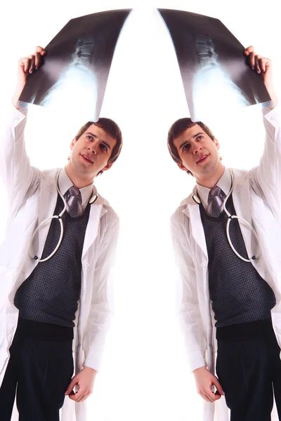 Arts hols een x-ray in zijn handen — Stockfoto
