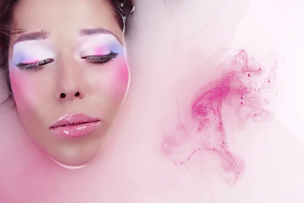 Flicka med make-up i vatten — Stockfoto