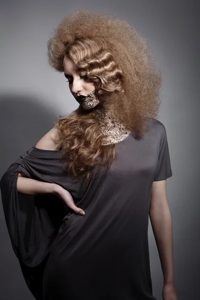 Estilo de cabelo com arte corporal — Fotografia de Stock