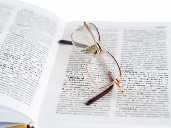 Livre et lunettes — Photo