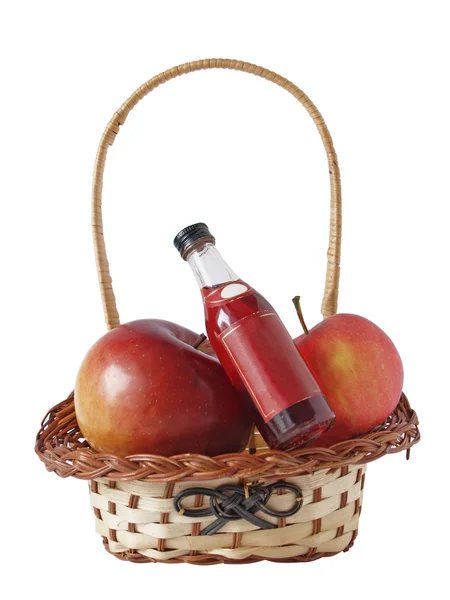 Cesta, maçãs e pequena garrafa — Fotografia de Stock