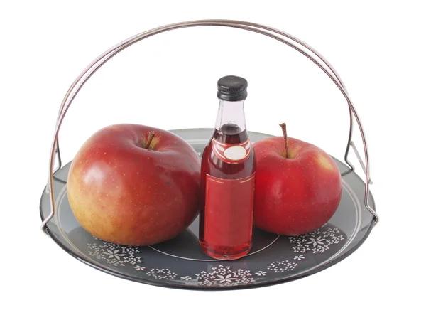 Äpfel und Weinflasche auf einem Tablett — Stockfoto